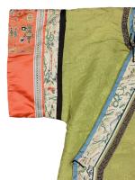 CHINE
Robe de cérémonie en tissu vert brodé
Epoque Qing
131 x 110...