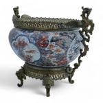 JAPON
Jardinière en porcelaine à décor Imari, les montures en bronze
H.:...