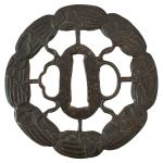 JAPON
Tsuba en bronze à décor ajouré
D.: 8.5 cm