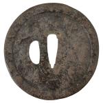 JAPON
Tsuba en bronze à décor ajouré
D.: 7.8 cm