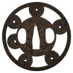 JAPON
Tsuba en bronze à décor ajouré
D.: 8 cm