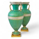 SEVRES
Paire de vases en porcelaine à décor de cannelures et...