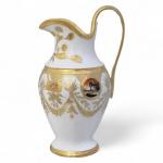 PARIS
Pot à lait en porcelaine à décor polychrome et or
XIXème
H.:...