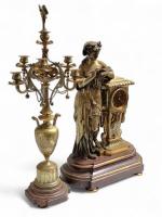 GARNITURE DE CHEMINEE en bronze et marbre griotte comprenant une...
