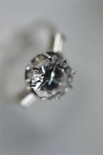 BAGUE or gris ou platine sertie d'un diamant pesant 2.28...