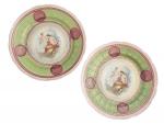 VIENNE
Paire d'assiettes rondes en porcelaine à décor polychrome et or
D.:...