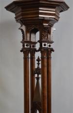SELLETTE en bois naturel sculpté à décor néo-Gothique de colonnes,...