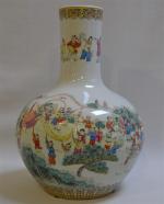 CHINE
Important vase de forme bouteille en porcelaine à décor polychrome...