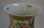 CHINE Canton
Vase en porcelaine à décor polychrome et or de...