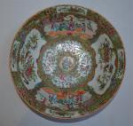 CHINE Canton
Grand bol en porcelaine à décor polychrome et or...