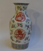CHINE
Vase en porcelaine à décor polychrome de dragons à quatre...