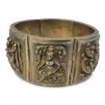 ASIE
Bracelet articulé en argent à décor de divinités
H.: 3.7 cm...