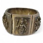 ASIE
Bracelet articulé en argent à décor de divinités
H.: 3.7 cm...