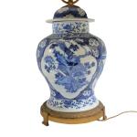 CHINE
Vase couvert en porcelaine à décor bleu blanc de personnages,...