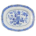 CHINE
Plat ovale en porcelaine à décor bleu blanc de fleurs
XVIIIème
21.5...