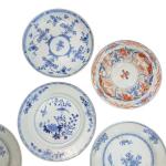 CHINE
Huit assiettes en porcelaine à décor bleu blanc pour sept...