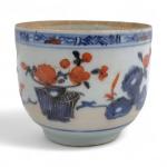 CHINE
Cache pot rond en porcelaine à décor Imari
XVIIIème
H.: 9.5 cm...
