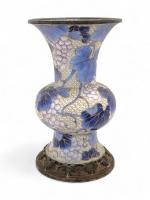 CHINE
Vase en porcelaine à décor bleu et or, la monture...