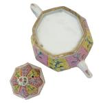 CHINE
Théière couverte en porcelaine à décor polychrome
H.: 10.5 cm (éclat...