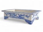 CHINE
Jardinière rectangulaire en porcelaine à décor bleu blanc
9 x 33.5...
