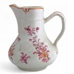 CHINE
Verseuse en porcelaine à décor famille rose fleurs
XVIIIème
H.: 15 cm...