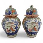 JAPON
Paire de vases couverts en porcelaine à décor polychrome
Fin XIXème
H.:...