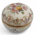SAXE
Boite ronde couverte en porcelaine à décor polychrome et or...