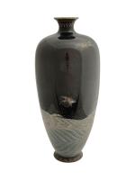 JAPON
Vase en métal argenté à décor émaillé polychrome d'un aigle...