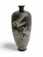 JAPON
Vase en métal argenté à décor émaillé polychrome d'un aigle...