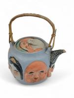 JAPON
Verseuse couverte en céramique à décor de têtes de personnage,...