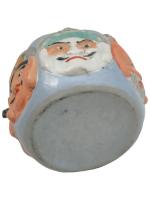 JAPON
Verseuse couverte en céramique à décor de têtes de personnage,...