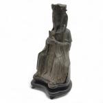 CHINE
Divinité en bronze patiné, sur un socle postérieur en bois...