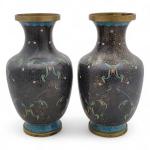 CHINE
Paire de vases en bronze cloisonné et émaux polychromes à...