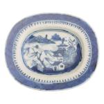 CHINE
Petit plat présentoir en porcelaine à décor bleu blanc d'un...