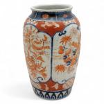 CHINE
Vase en porcelaine à décor Imari
H.: 25 cm