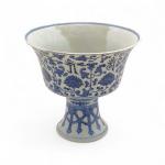 CHINE
Coupe sur pied en porcelaine à décor en camaïeu bleu
H.:...