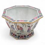 CHINE
Cache pot en porcelaine de forme octogonale à décor polychrome...