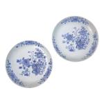 CHINE
Paire de plats ronds de forme calotte en porcelaine à...