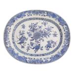 CHINE
Plat ovale en porcelaine à décor bleu blanc de fleurs
XVIIIème
27.5...