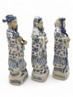 CHINE
Trois divinités en porcelaine à décor bleu blanc
H. max.: 56.5...