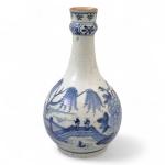 CHINE
Vase en porcelaine à décor bleu blanc, à large panse...
