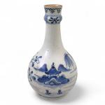 CHINE
Vase en porcelaine à décor bleu blanc, à large panse...