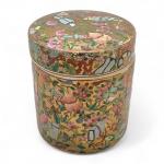CHINE Canton
Boite couverte en porcelaine à décor polychrome et or
H.:...