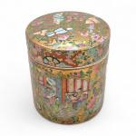 CHINE Canton
Boite couverte en porcelaine à décor polychrome et or
H.:...