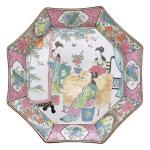 CHINE
Plat octogonal en porcelaine à décor polychrome de personnages attablés
H.:...