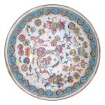 CHINE
Plat rond en porcelaine à décor polychrome
D.: 29.6 cm (importante...