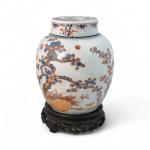 CHINE
Pot couvert en porcelaine à décor Imari
H.: 23.5 cm (le...