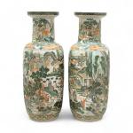 CHINE 
Paire de hauts vases en porcelaine à décor famille...