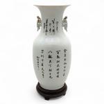 CHINE
Vase balustre en porcelaine à décor rouge de fer et...