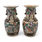 CHINE Nankin
Paire de vases en porcelaine à décor polychrome
H.: 34...